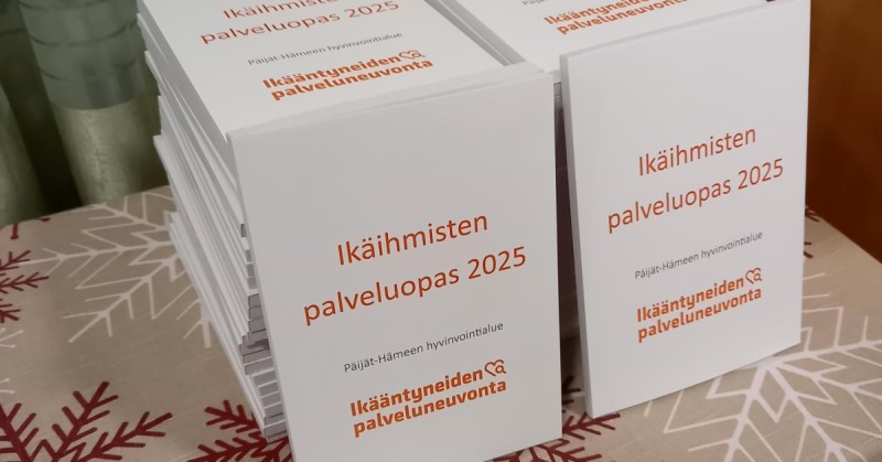 Kuvassa ikäihmisten palveluoppaita laatikoissa.